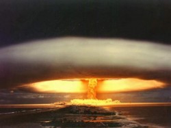 По Каддафи – атомной бомбой?